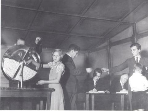 Frá fyrsta útdrætti Happdrættis Háskóla Íslands, í Iðnó 10. mars 1934